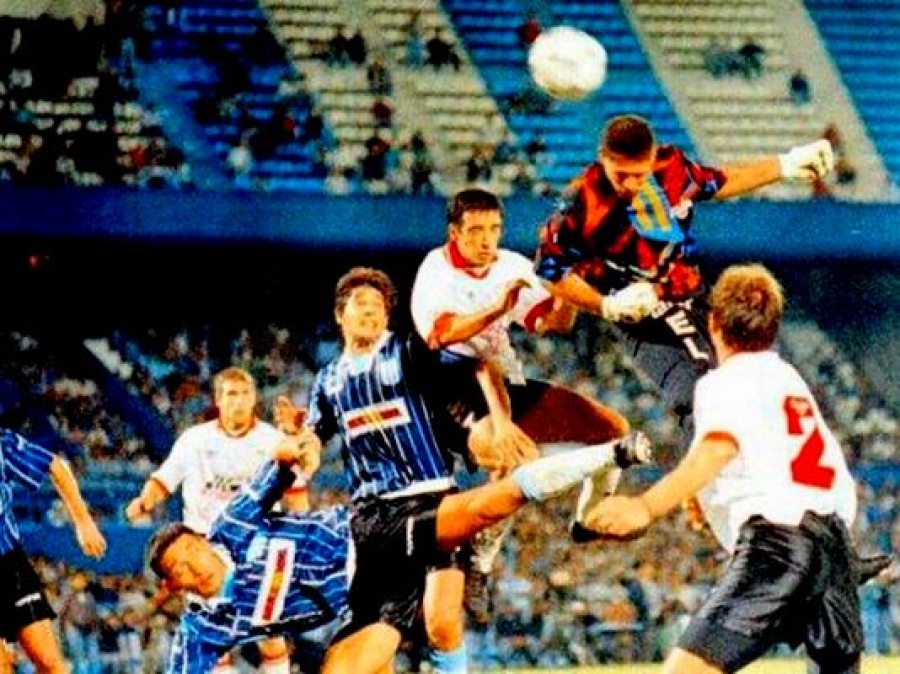 Se cumplen 25 años del gol de cabeza de Chiquito Bossio: Primer arquero que convirtió desde una jugada