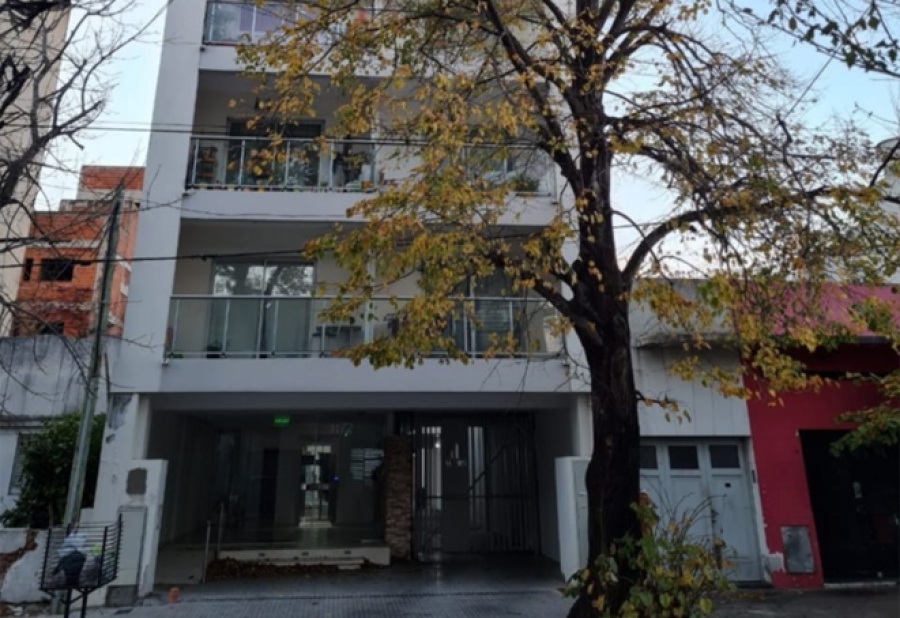 Una mujer de 68 años se suicidó tirándose de un séptimo piso en La Plata: la encontraron sus vecinos en la calle