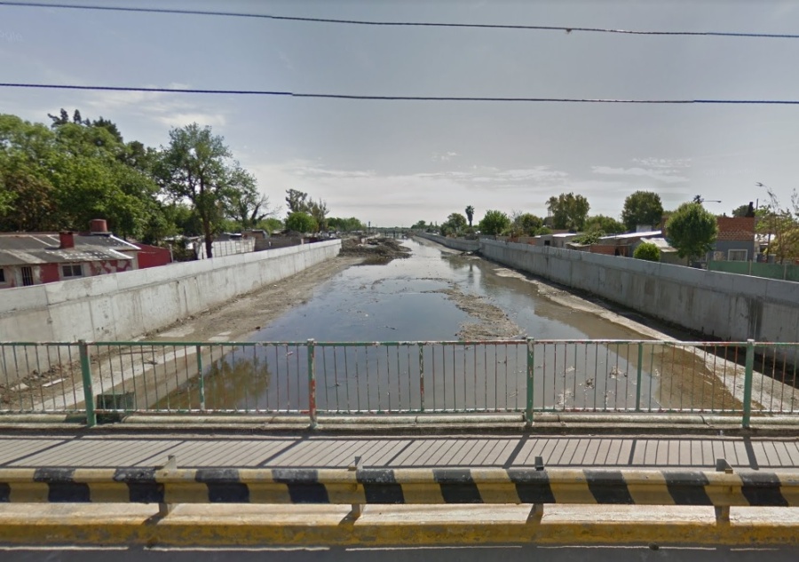 En Ringuelet vuelcan desechos cloacales en el Arroyo El Gato y el olor llega hasta las casas
