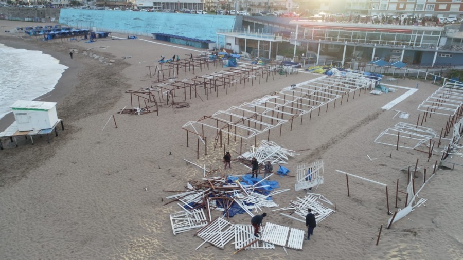 Destrozaron un balneario de Mar del Plata: los manifestantes casi queman los postes de las carpas
