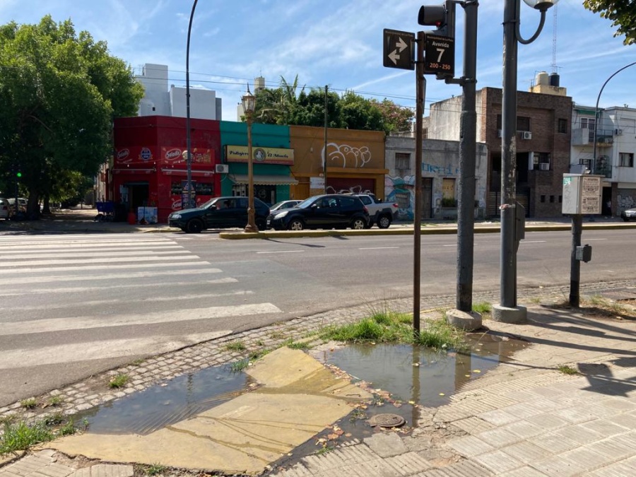 El agua tapó una rampa y piden que lo arreglen urgente