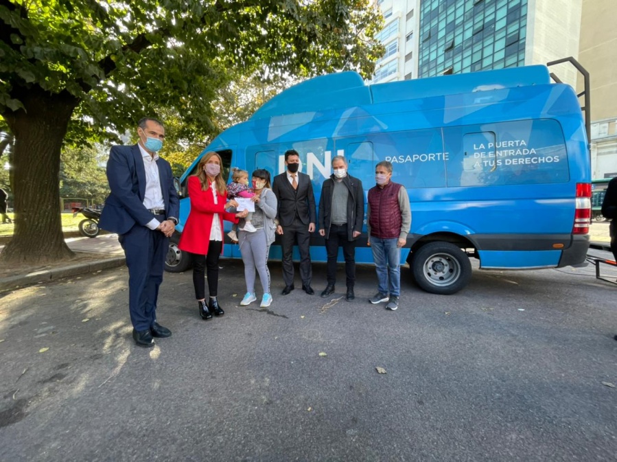 Tolosa Paz estuvo presente en la entrega de certificados de identidad en La Plata: ”Es una política transformadora”