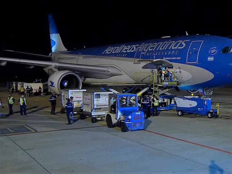 Llegaron un millón de dosis de la vacuna Sinopharm: Alberto Fernández estuvo presente en el arribo