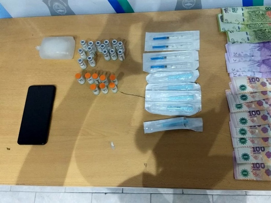 Estafaba y vendía por 5 mil pesos dosis de vacunas: Un hombre fue detenido en el Parque Cívico de Berisso