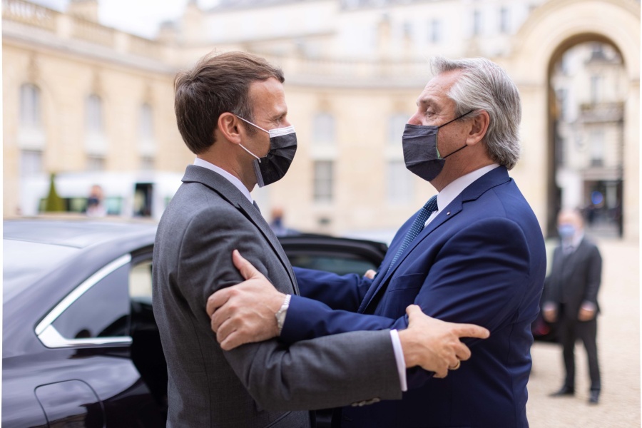 ”Para mi amigo Alberto, que cumplió su promesa”, el regalo de Macron al Presidente por haber legalizado el aborto