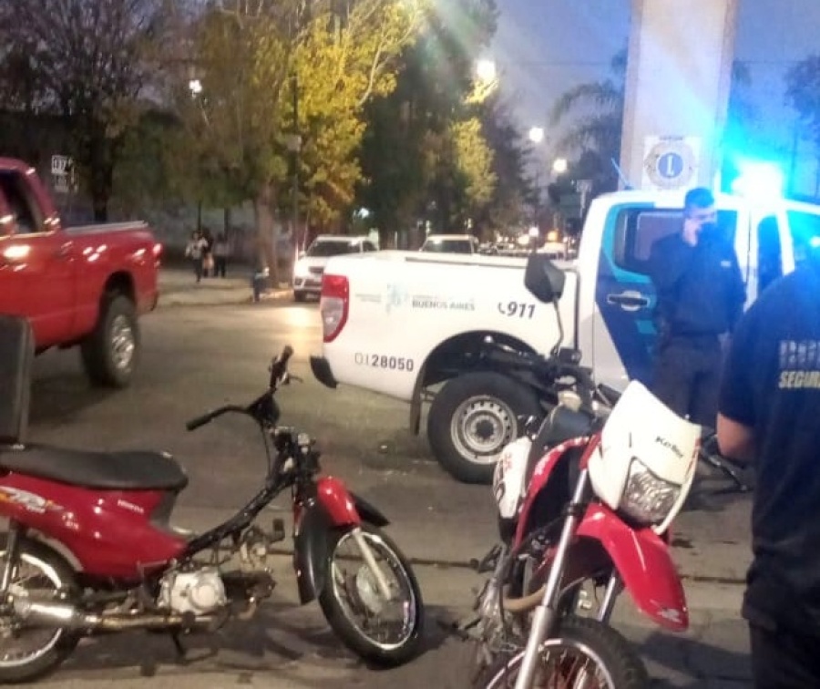 Accidente entre dos motociclistas en 137 y 60: Cruzó en rojo y tuvo que acudir la ambulancia
