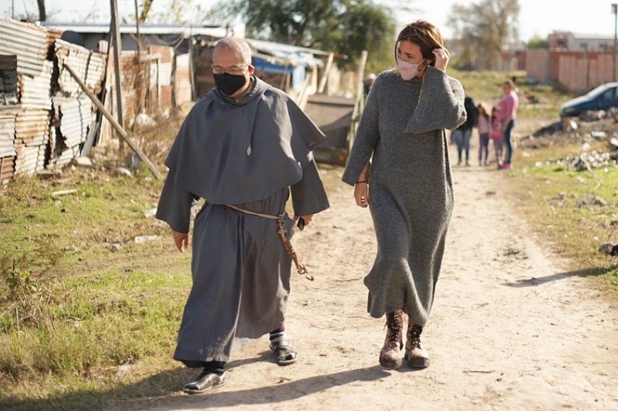 Florencia Tizio visitó al Padre Isidro y recorrieron juntos el territorio de la Capilla San Blas