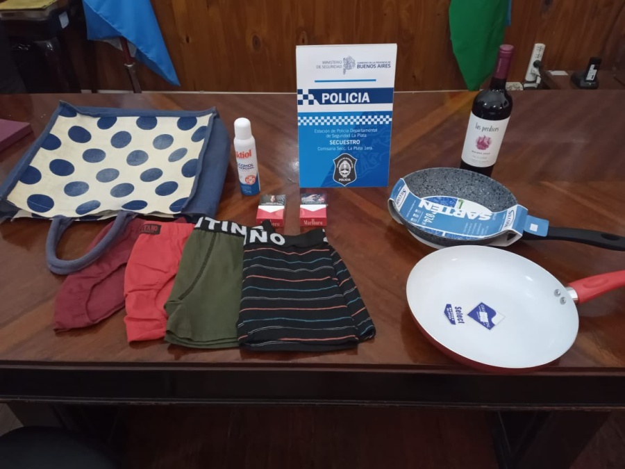 Una mujer robó en al menos 3 locales del centro de La Plata y terminó detenida en una farmacia