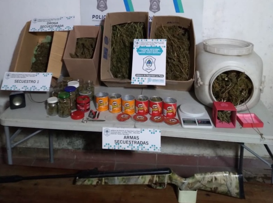 Tenían una peluquería de fachada en Villa Elisa, pero vendían droga en tubos de papas fritas