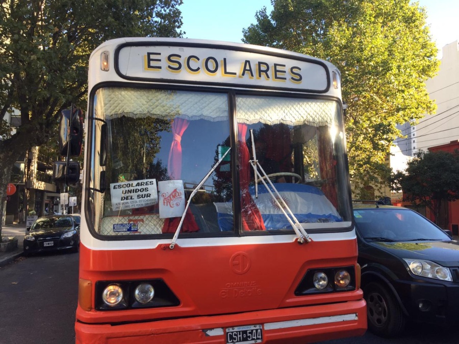 Transportes escolares movilizan hacia Gobernación: ”Queremos trabajar”