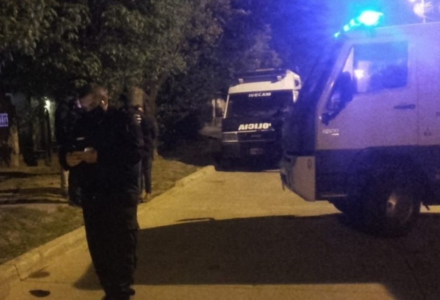 Un hombre de Berisso rompió la puerta de la casa de su ex pareja y también intentó agredir a los policías