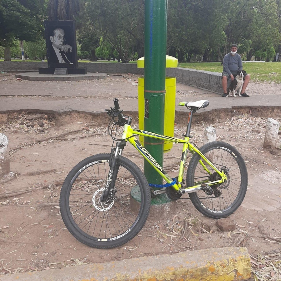Atrapan a ladrón in fraganti cuando intentaba robarse una bicicleta deportiva en el bosque platense