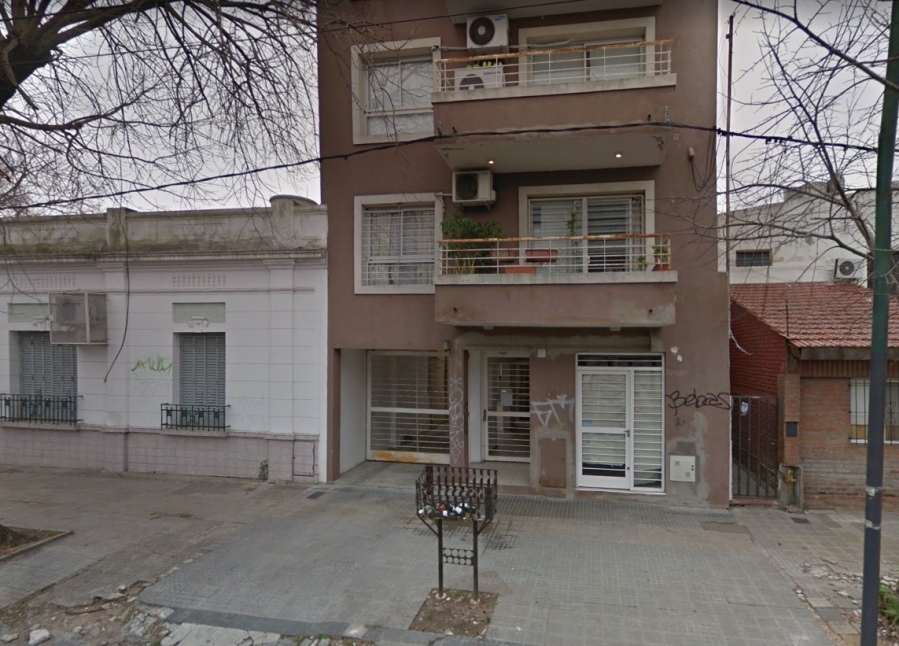 Dos hombres ingresaron a un edificio en La Plata, amenazaron al empleado de seguridad y le robaron