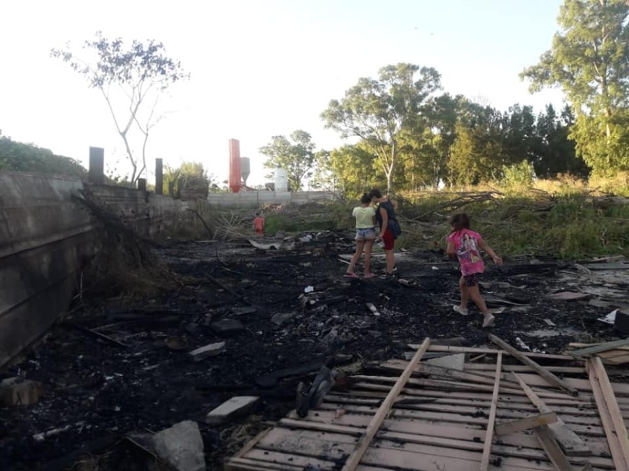 Mujer embarazada de Berisso denunció que una topadora de la Municipalidad arrasó con su casa: ”Me quedé sin nada”