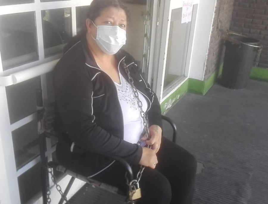 Se encadenó una mujer en el Hospital de Berisso y su lucha ya lleva 48 horas: ”Quiero una respuesta”