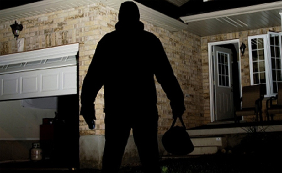 Entradera violenta en Olmos: Se vistieron de Servicio Penitenciario y maltrataron a dos ancianos