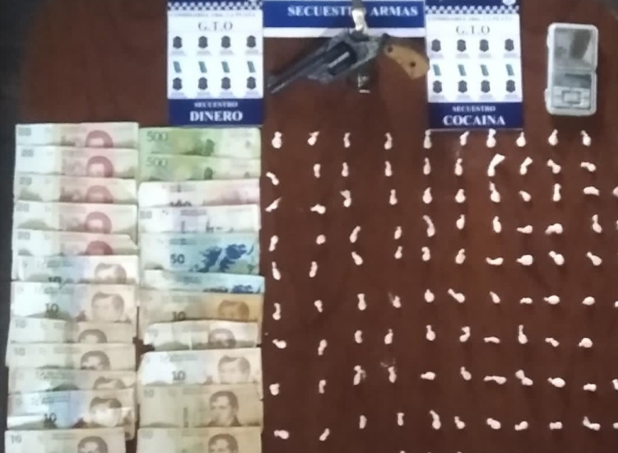 132 envoltorios de cocaína, armas y dinero: el final de un dealer de Melchor Romero que usaba su casa como ”kiosco”