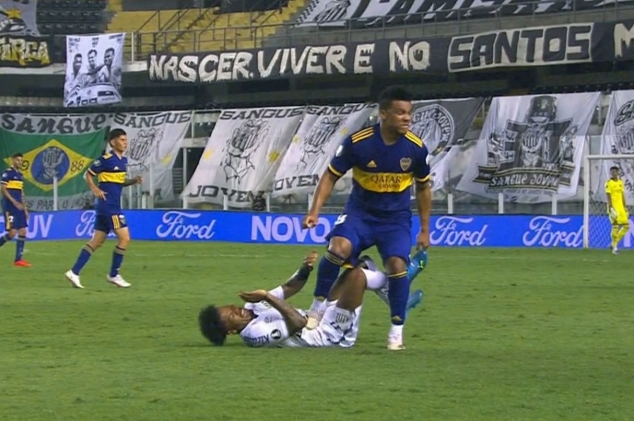 El fuerte pisotón de Frank Fabra que le valió la expulsión en el partido de Santos - Boca