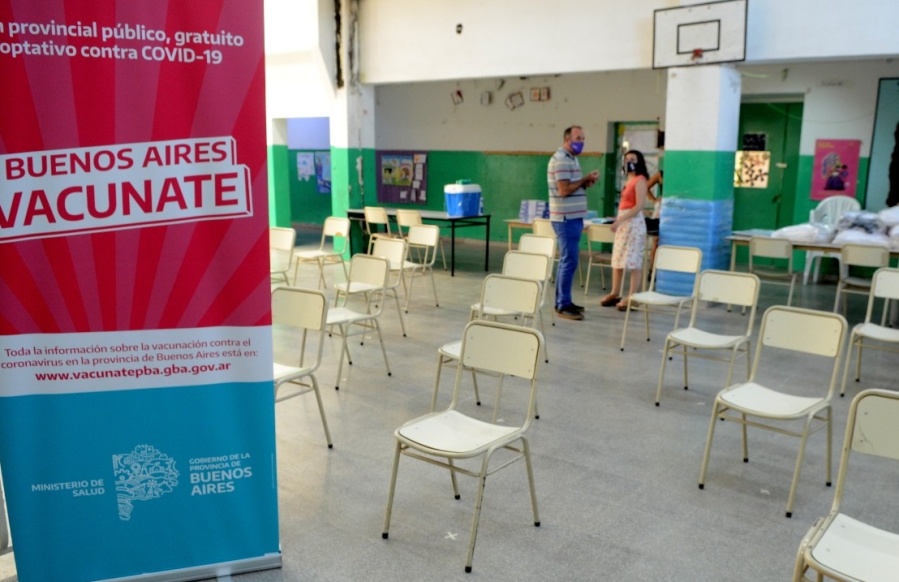 El Gobierno bonaerense comenzó a equipar las escuelas para la vacunación masiva