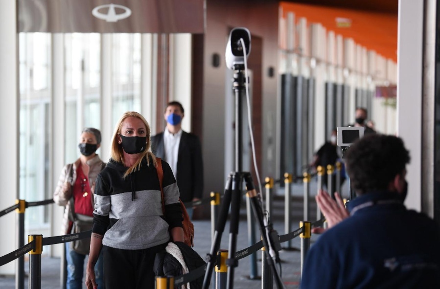 Los argentinos que regresen del exterior podrán optar por realizarse el PCR o hacer cuarentena hasta el 16 de diciembre