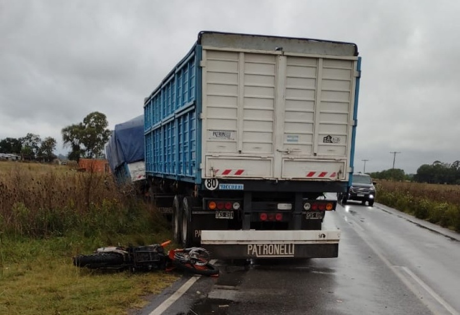 Un motociclista chocó con un camión y murió en Ruta 6