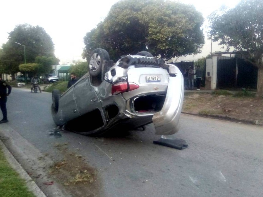 Fuerte accidente y vuelco en San Carlos