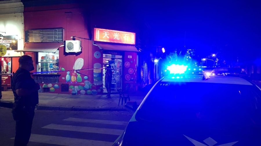 Tiroteo tras un robo cerca de Plaza Moreno: hubo casi 15 disparos y los vecinos pensaban que ”eran motos”