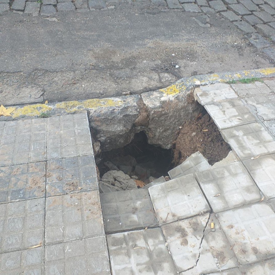 Un pozo gigante entre la vereda y la calle preocupa a los vecinos de Barrio Norte