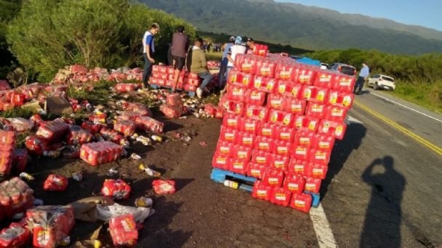Un camión con 5000 packs de cervezas volcó y decenas de vecinos lo saquearon