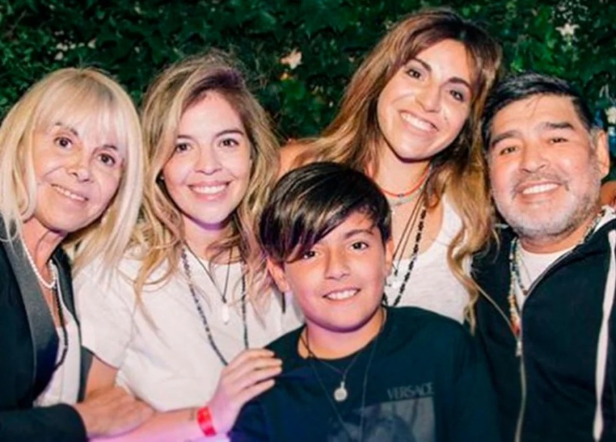 La última foto de Maradona con Claudia Villafañe, Dalma, Gianinna y Benjamín