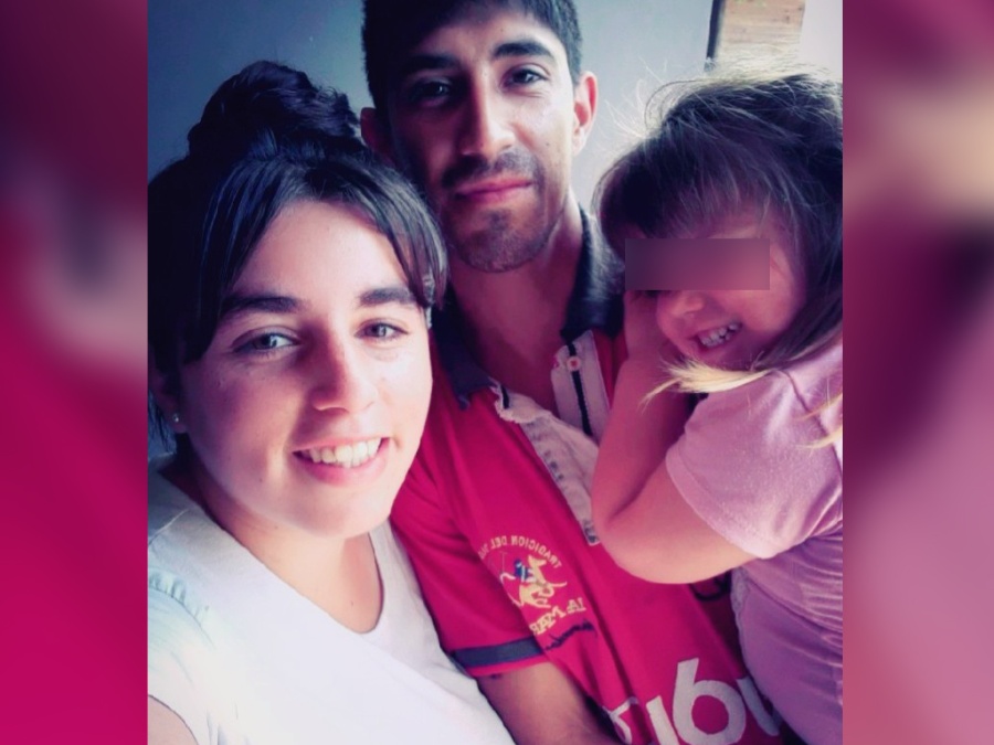 Pasaron el invierno viviendo en un auto con su hija de 3 años en La Plata, y hoy buscan un terreno para colocar su casilla