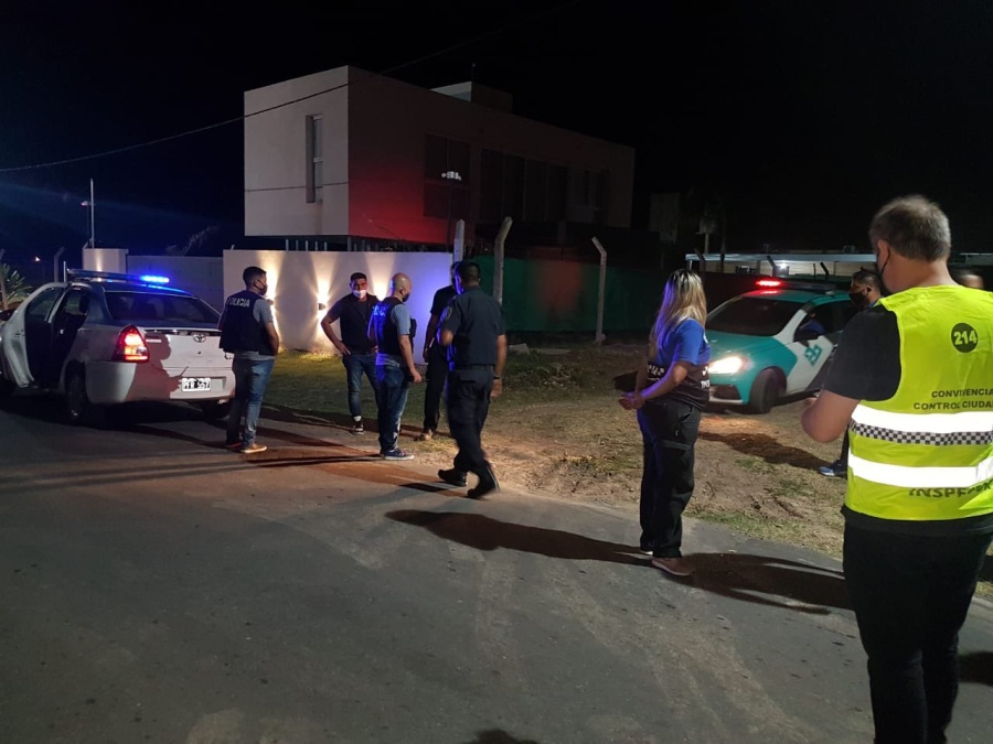 Desalojaron una fiesta clandestina en Los Hornos y hubo balas de goma, botellazos y policías heridos