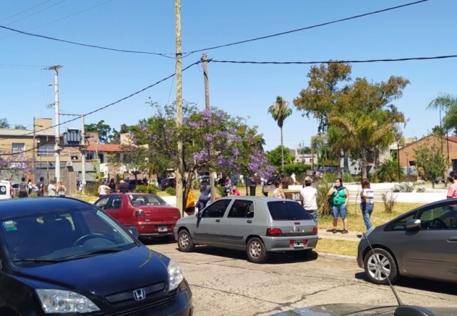 Colas eternas en Gonnet y Villa Castells para tener dos bidones de agua: ”Parece que estamos mendigando; es una vergüenza”