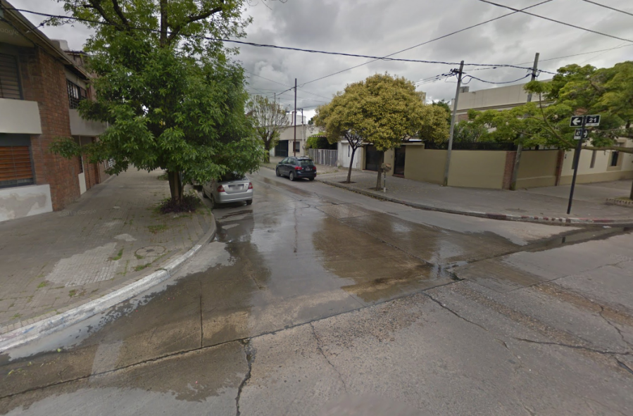 Vecinos denuncian constantes pérdidas de agua en calle 47 y 21