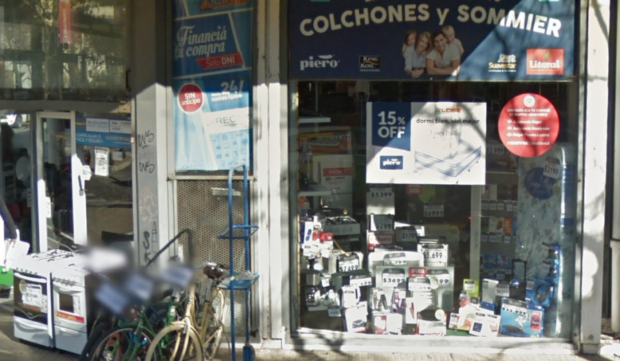 Delincuentes rompieron la vidriera e ingresaron a un comercio en calle 12 y 63