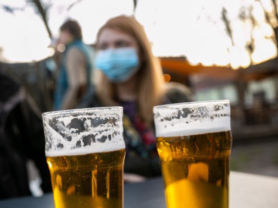 Francia debe tomar medidas contra el alcohol para frenar el coronavirus