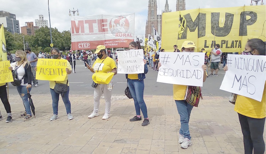 Productores y vecinos platenses marcharon frente a la Municipalidad por el abandono de los barrios