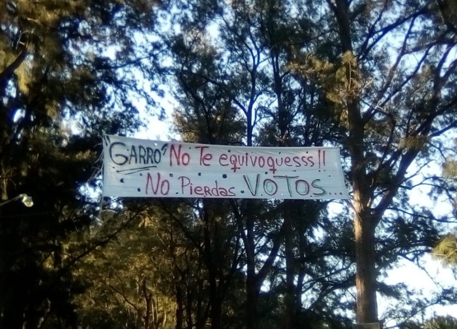 “Garro no te equivoques, no pierdas votos”, el reclamo de los vecinos de Abasto por una polémica cesión de tierras