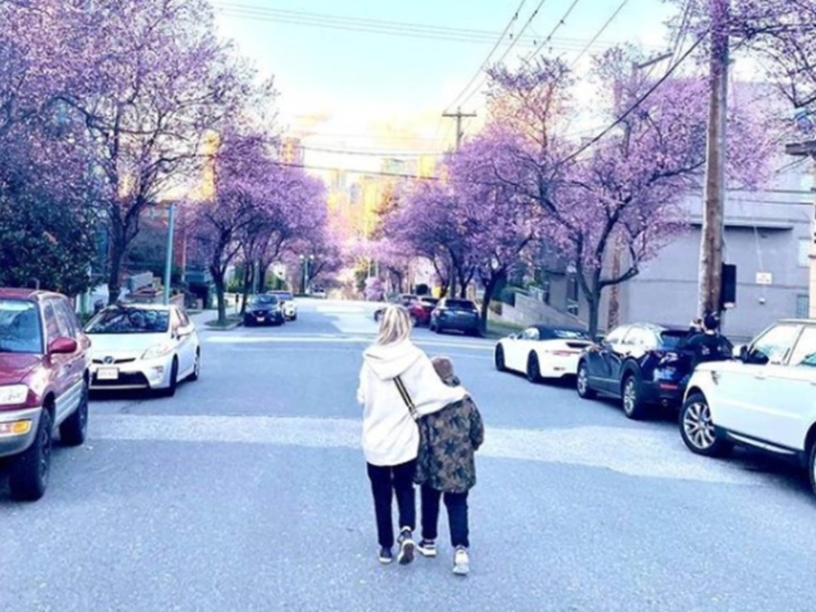 El tierno posteo de Luisana a su hijo Noah: ”No puedo creer estar caminando al lado de él”