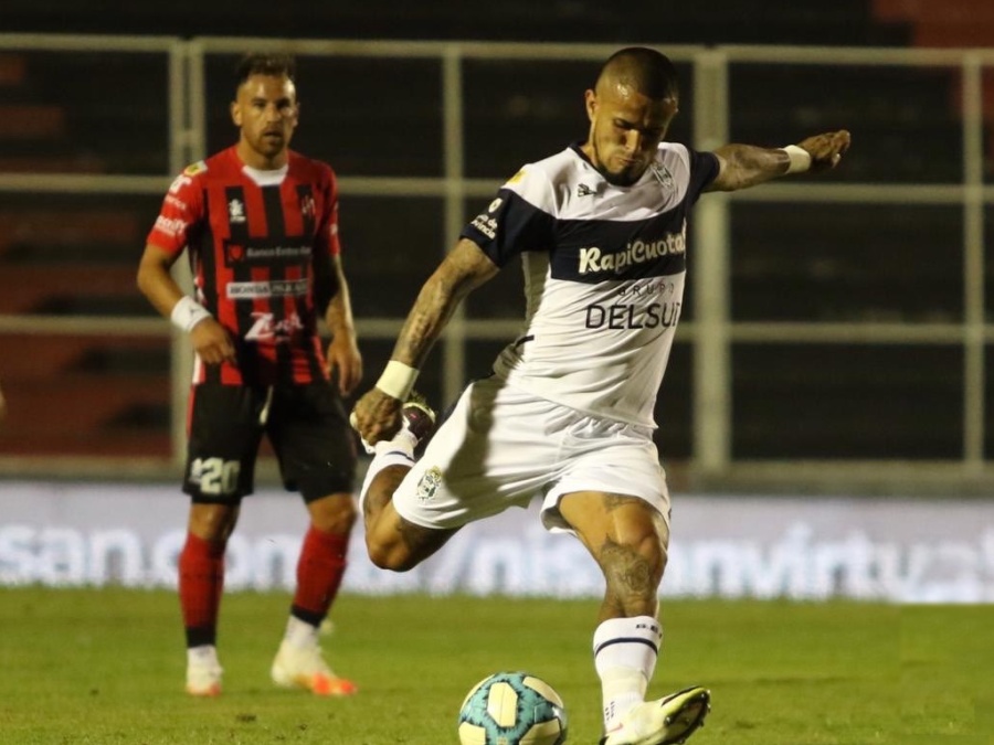 Gimnasia no aprovechó el hombre de más y empató sin goles contra Patronato