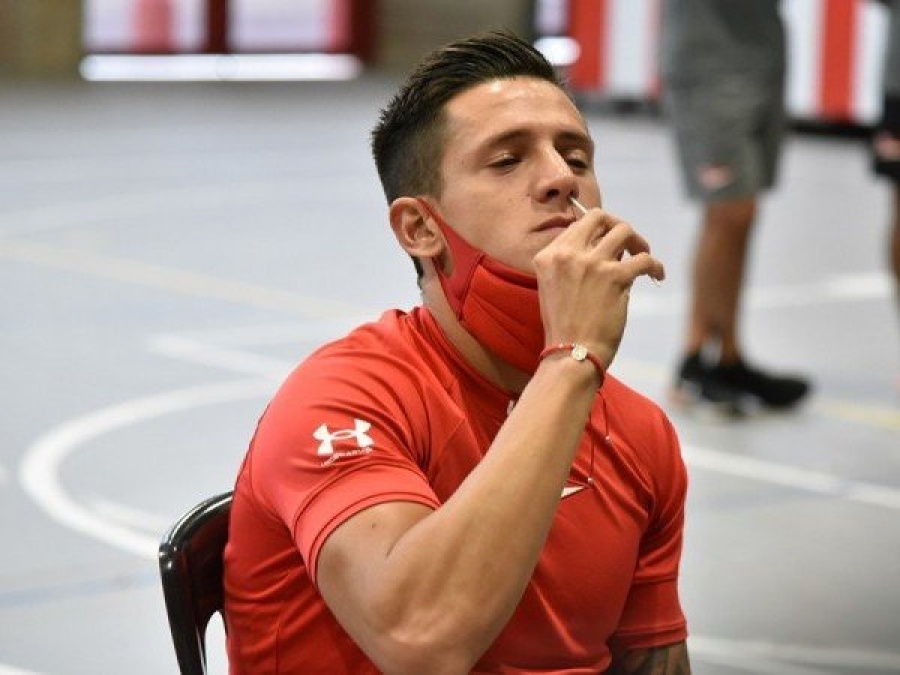 Los futbolistas de Estudiantes admitieron que se hisopan solos