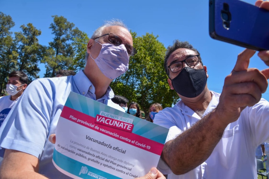 Gracias a la vacunación, casi no hay trabajadores de la salud bonaerenses internados en Terapia Intensiva