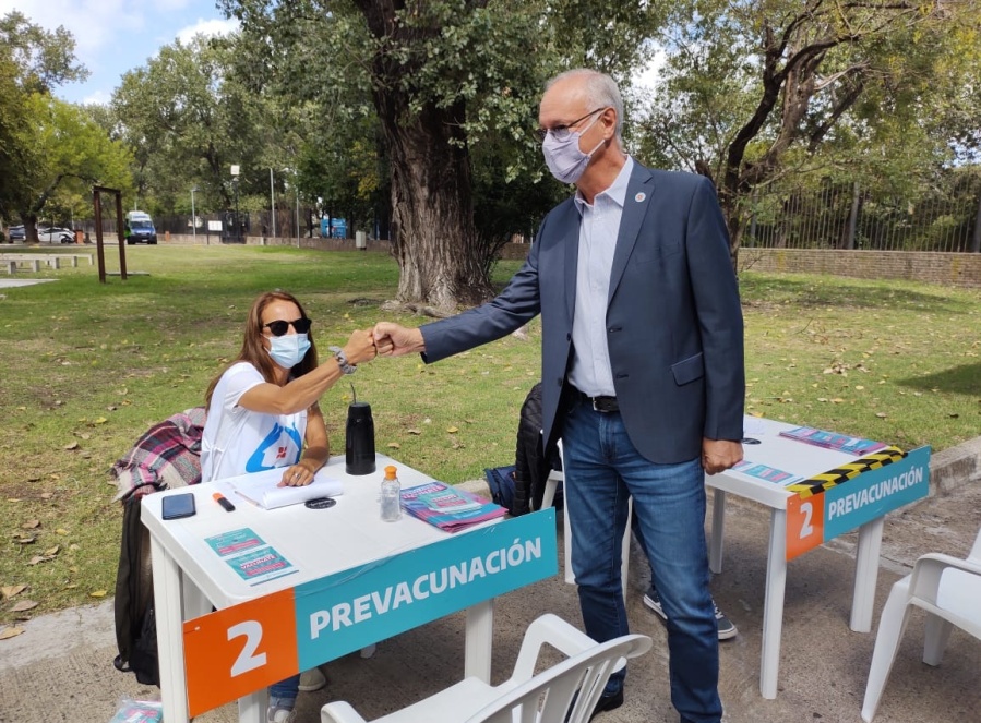 Gollán: ”No es responsabilidad del Gobierno que diez países se estén quedando con las vacunas”