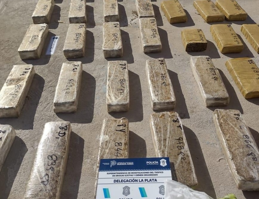 Hallaron 200 kilos de marihuana en Melchor Romero en medio de una ”guerra narco” entre dos facciones