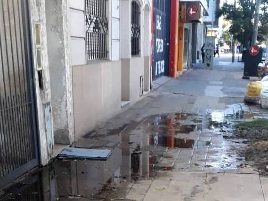 Vecinos reclaman por la pérdida de agua que tienen hace más de 12 meses en 13 y 38