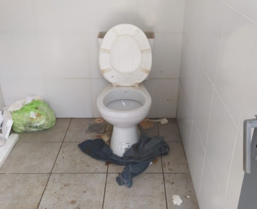 Excremento, basura y olor en los baños del Parque San Martín: los vecinos no pueden usarlos