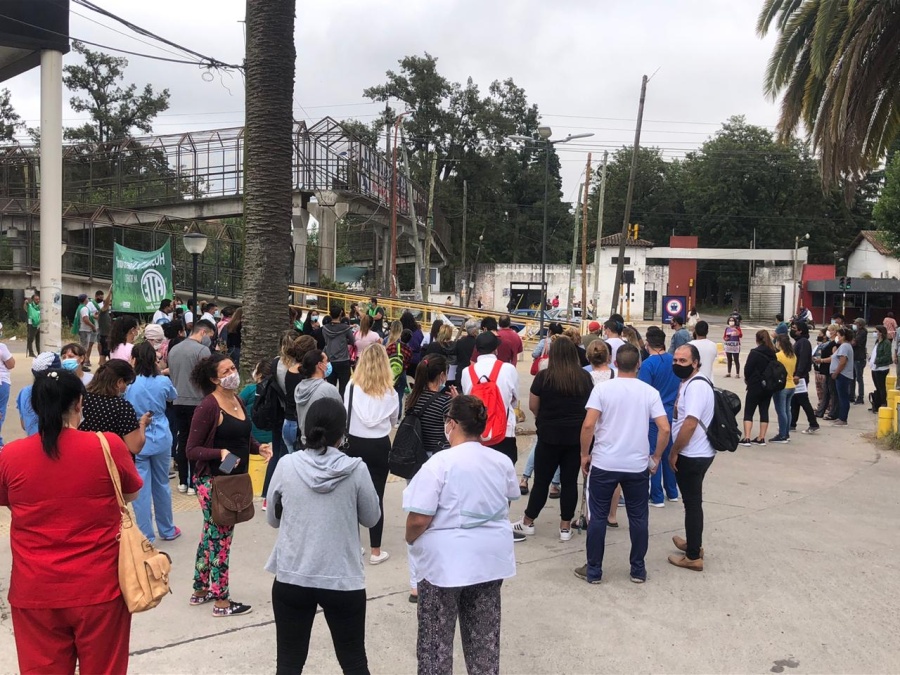 En el Hospital de Melchor Romero reclamaron por los 25 enfermeros y mucamos desafectados: ”Nos sentimos usados”