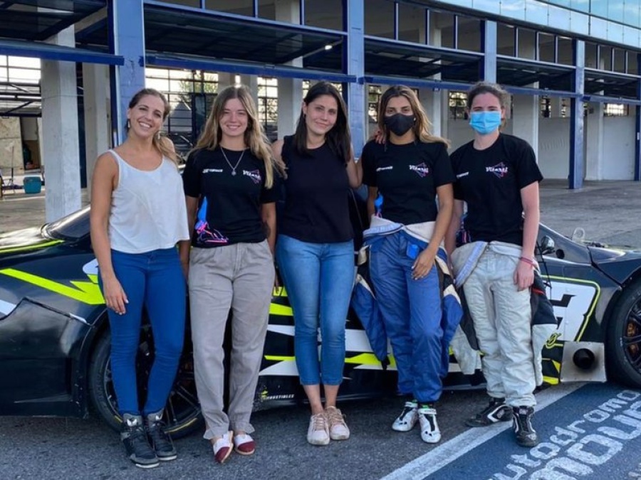 Mecánicas, pilotos e ingenieras, el dream team de mujeres que se instaló en el automovilismo argentino