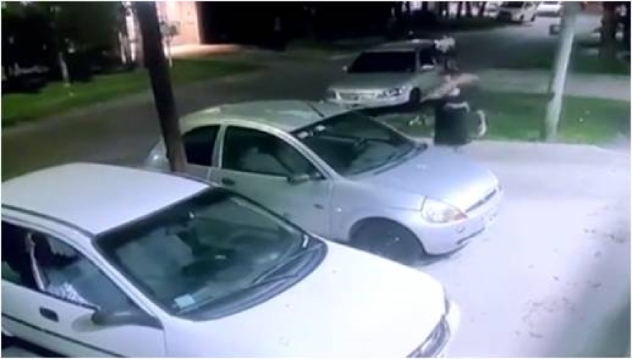 El ”Loco del Martillo”: la música sonaba muy fuerte y decidió romperles los autos a martillazos en pleno barrio de La Plata