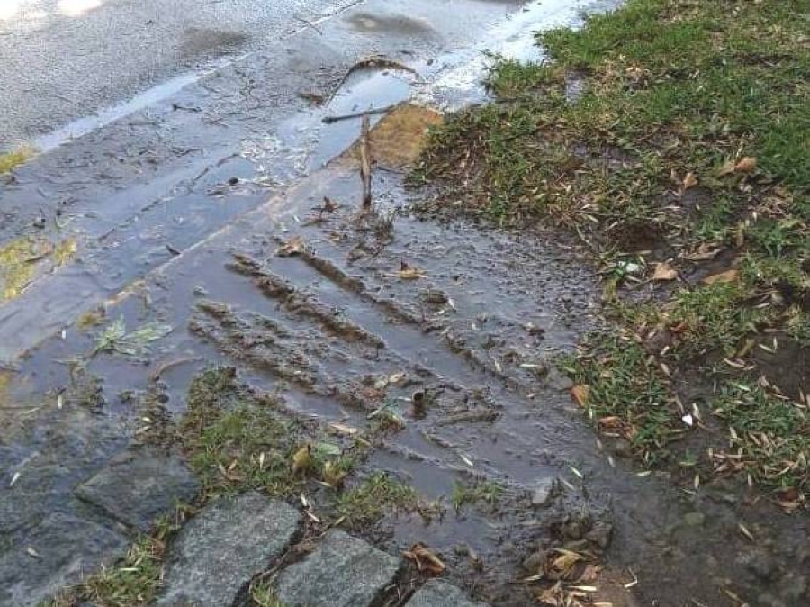 Quejas de vecinos de City Bell por una pérdida de agua